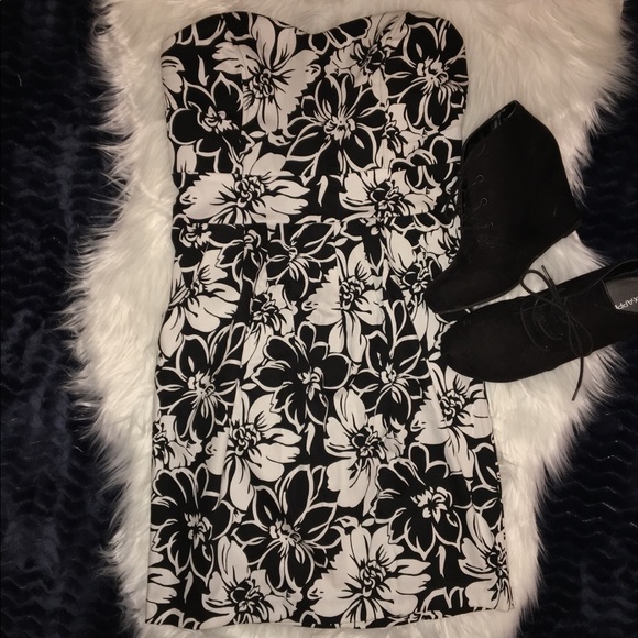 🚫SOLD LOCAL🚫 NWT Mini Strapless Dress - Picture 2 of 4